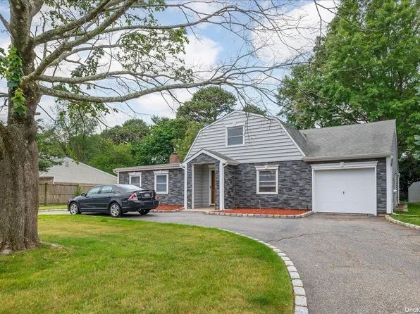 10 White Pine Way, Medford, NY 11763