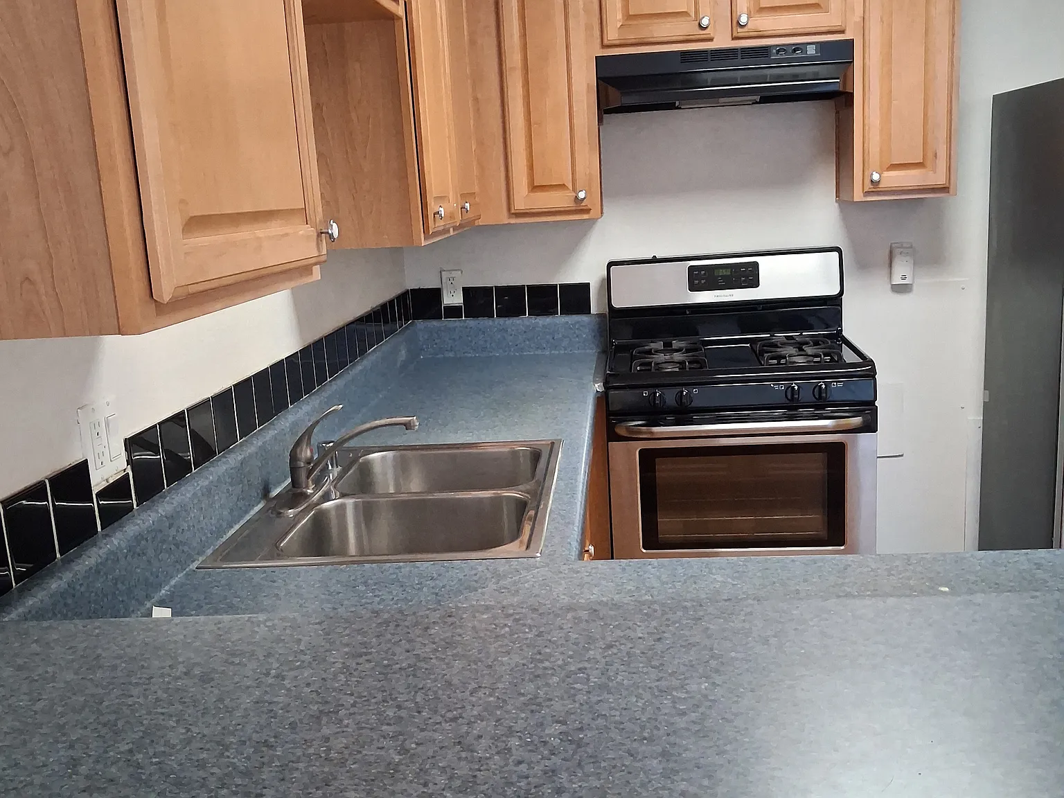 1 bed, 825 sqft, $2,100 — Photo 2