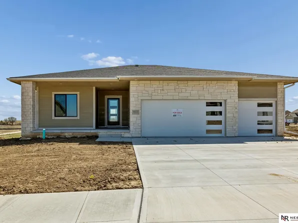 8815 Legacy St, Papillion, NE 68046