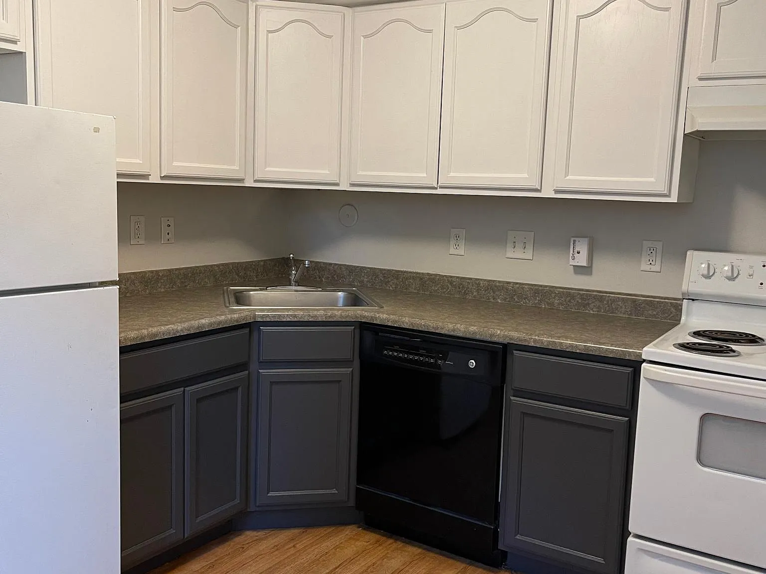 6 bed, 2.5 bath, $4,271 — Photo 2