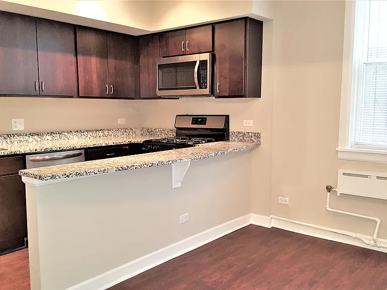 432 W Belmont — Photo 7
