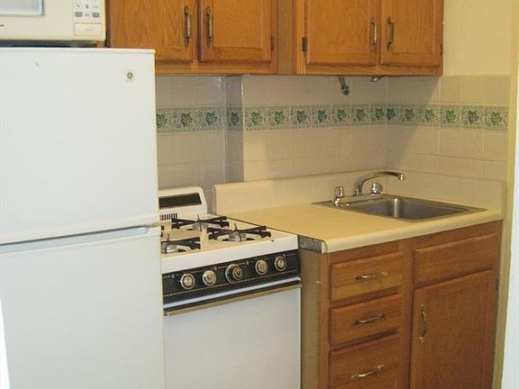 2nd image of 427 W 45th St APT 5FW