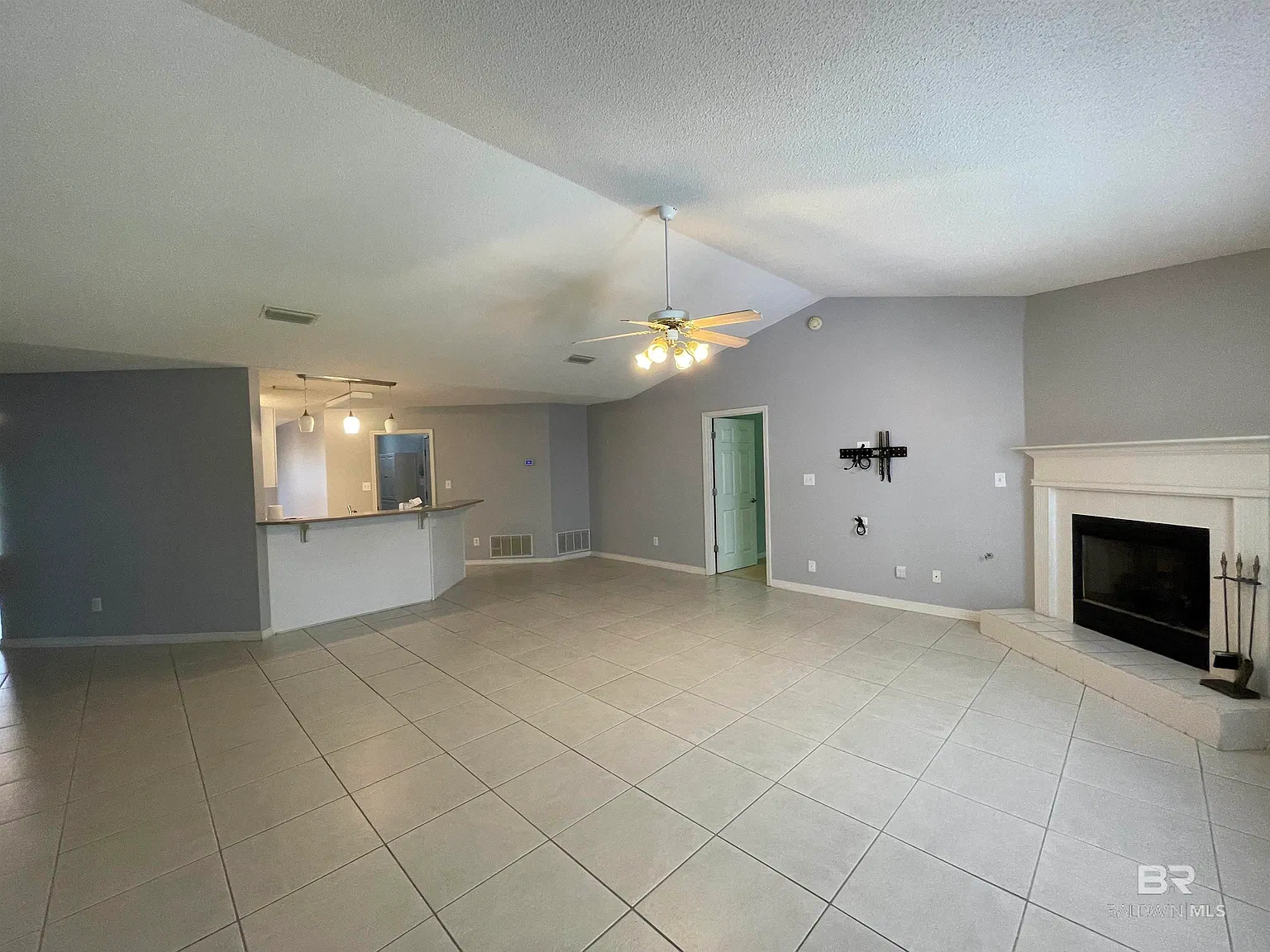 4 bed, 2.0 bath, 2004 sqft, $1,895 — Photo 2