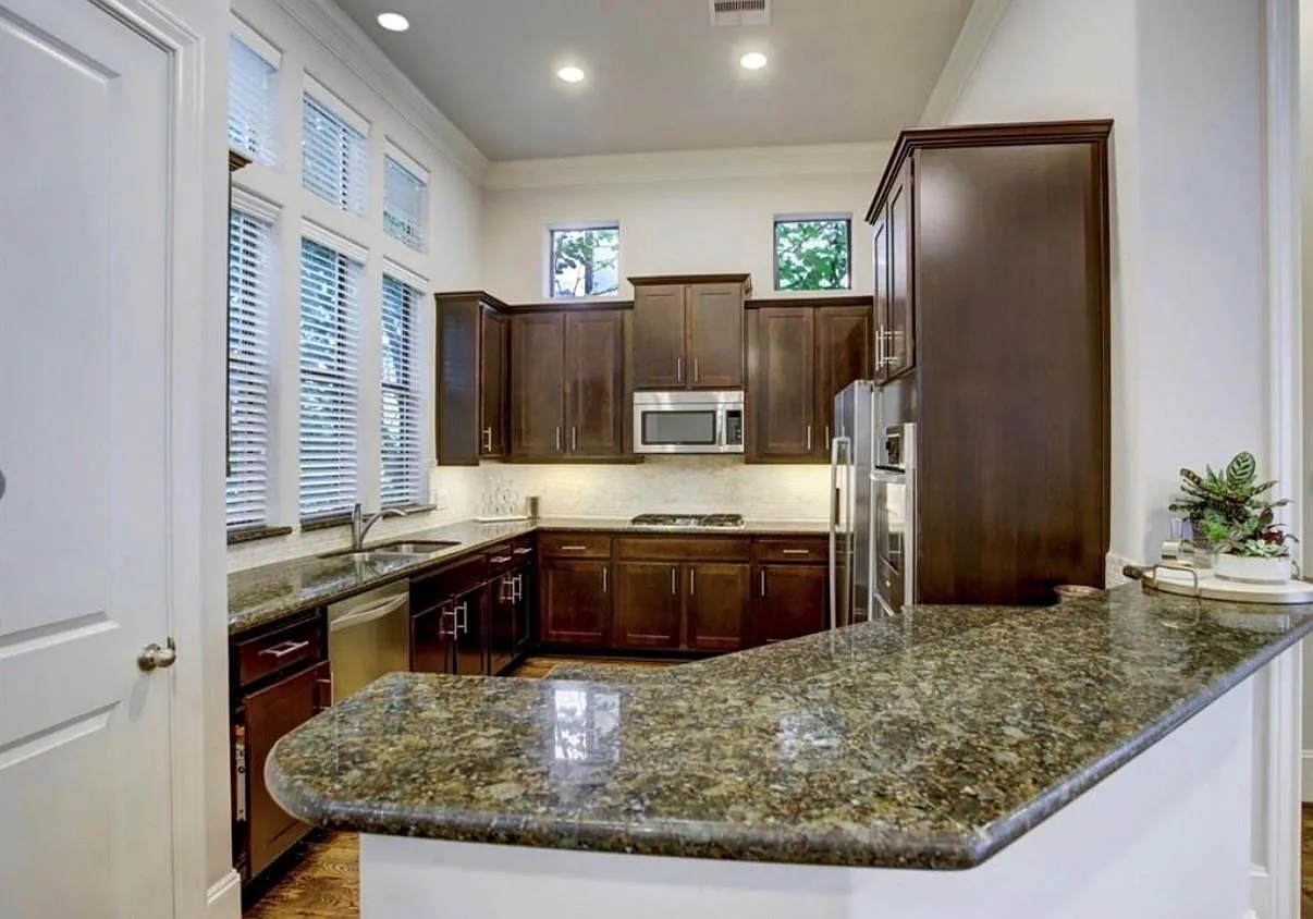 3 bed, 2.5 bath, 2217 sqft, $3,200 — Photo 3
