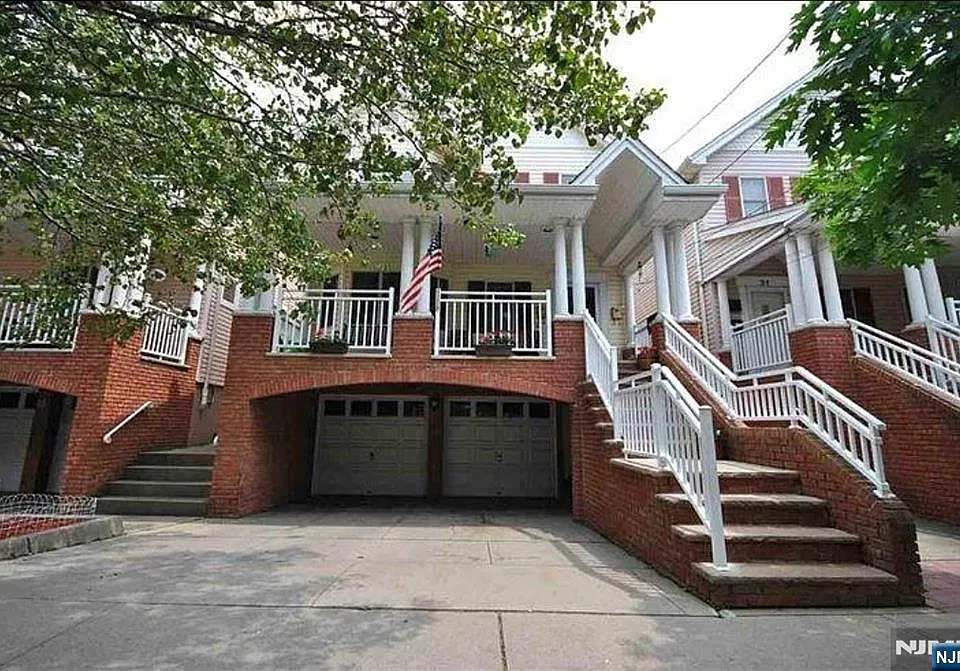 33 W 17th St