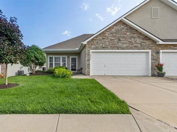1237 S 3rd St E, Louisburg, KS 66053