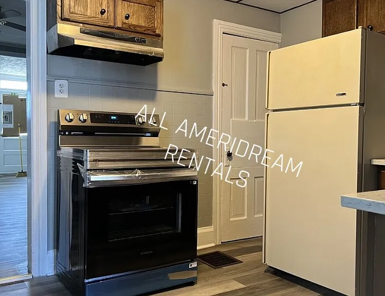 427 Carlisle St — Photo 2