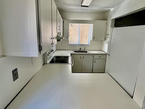3rd image of 3051 W 76th St #D-212
