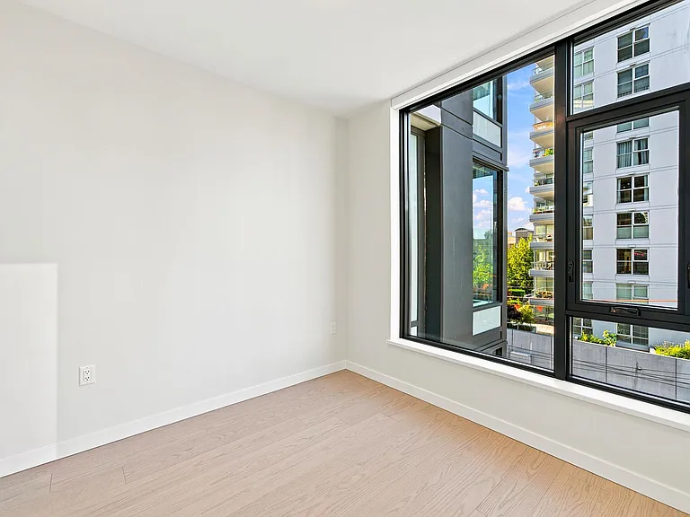 128 W 15th St #403 — Photo 8