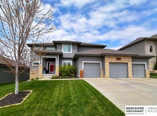 18962 Manderson St, Elkhorn, NE 68022