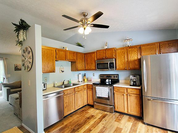 3rd image of 4976 Hilliard Oaks Ct