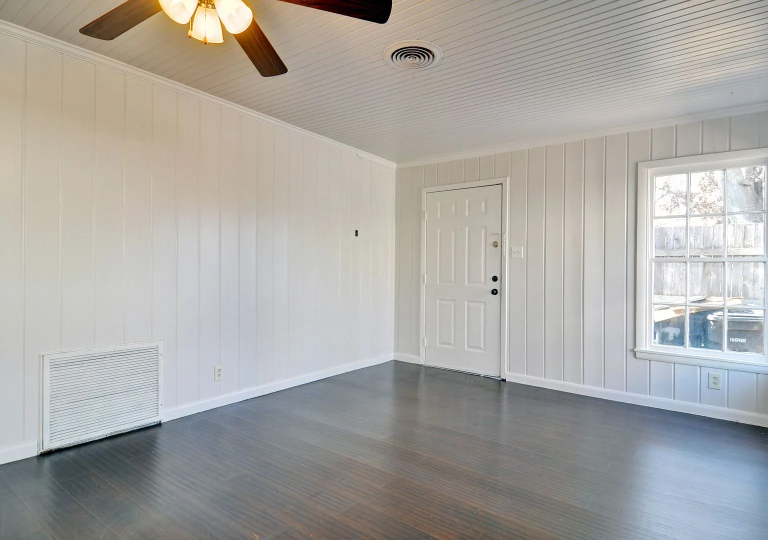 Adorable Backhouse — Photo 3
