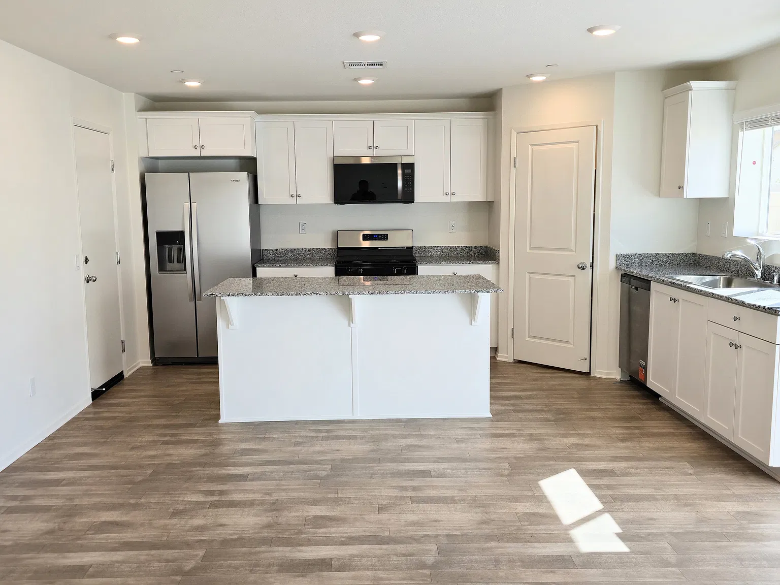 4 bed, 1975 sqft, $3,195 — Photo 3