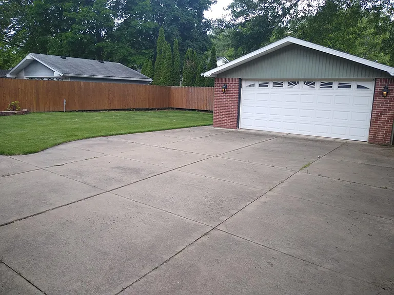 370 Randolph St — Photo 17