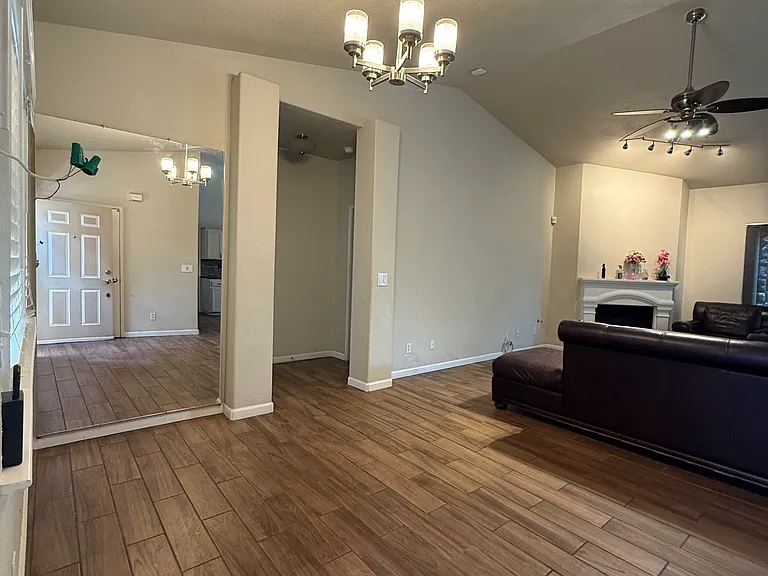 314 N Cypress Ave — Photo 2