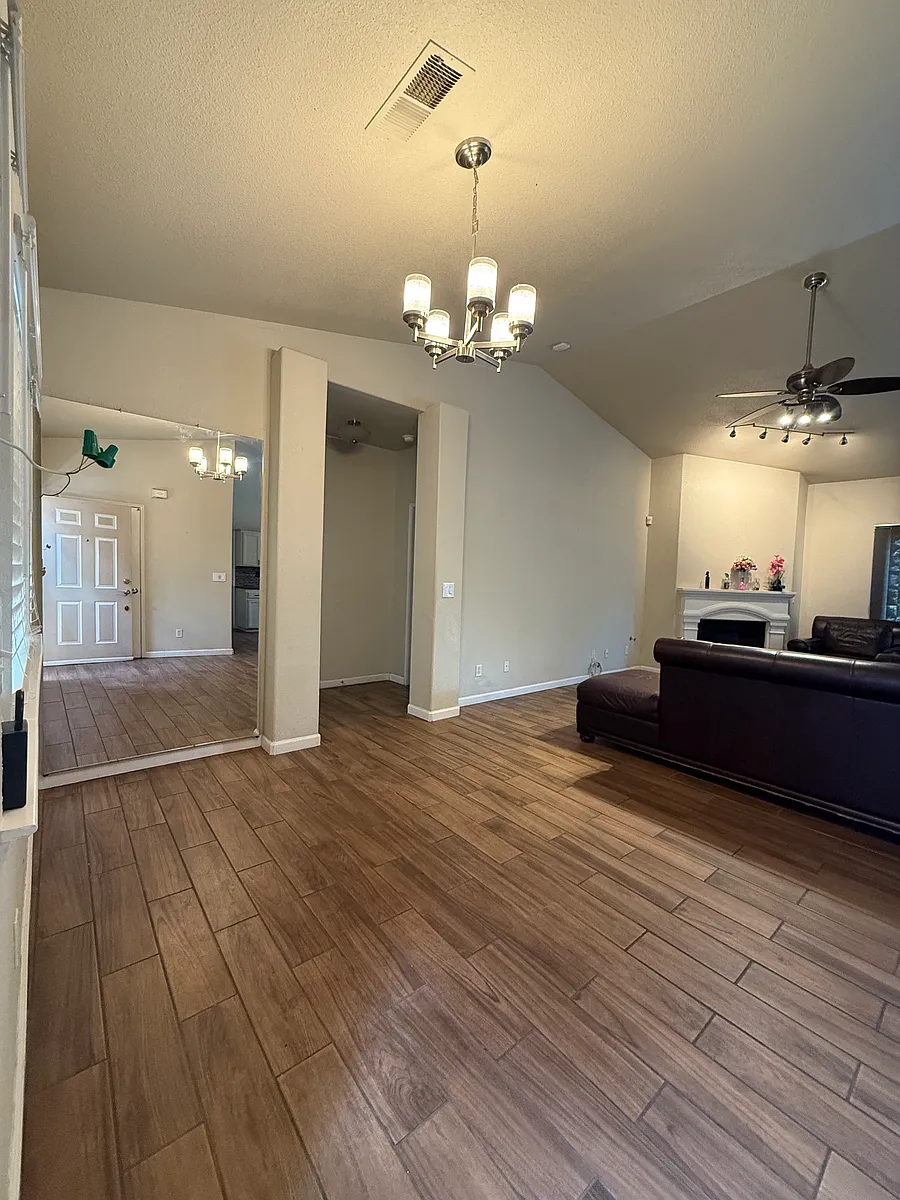 Building Photo - 314 N Cypress Ave