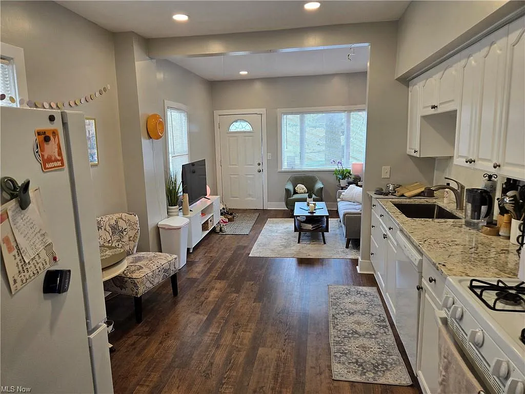 2 bed, 1280 sqft, $2,100 — Photo 4