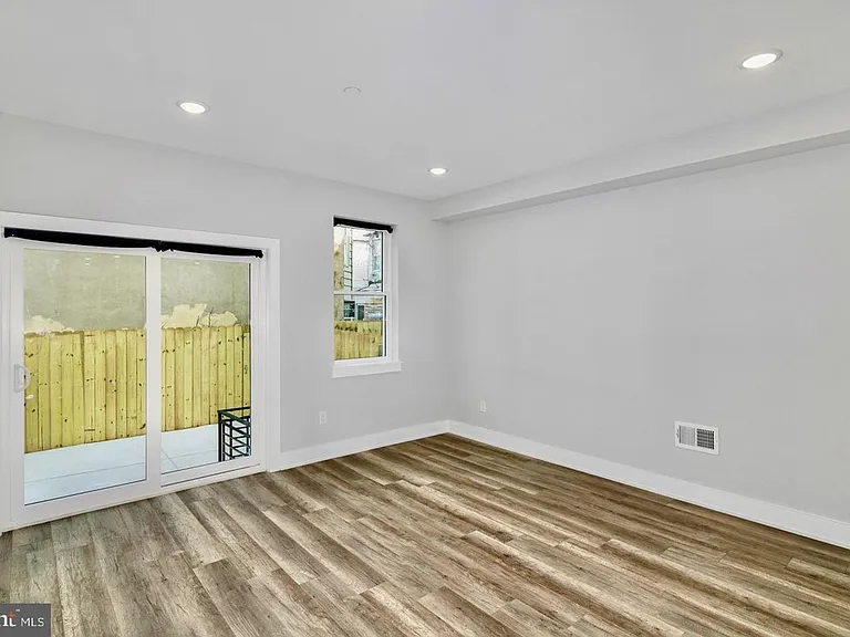 Brand New Luxury Apartments — Photo 11