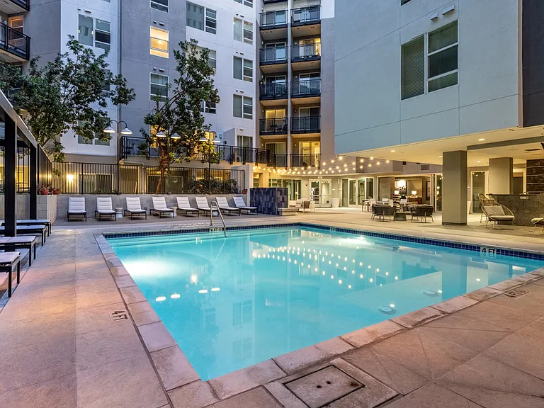 Eleven Eleven Wilshire — Photo 14