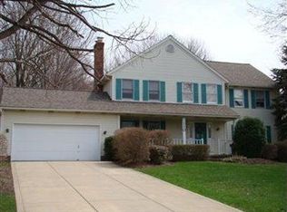 110 Waverly Ln, Chagrin Falls, OH 44022