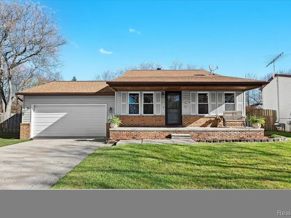 626 Glenwyth Rd, Brighton, MI 48116