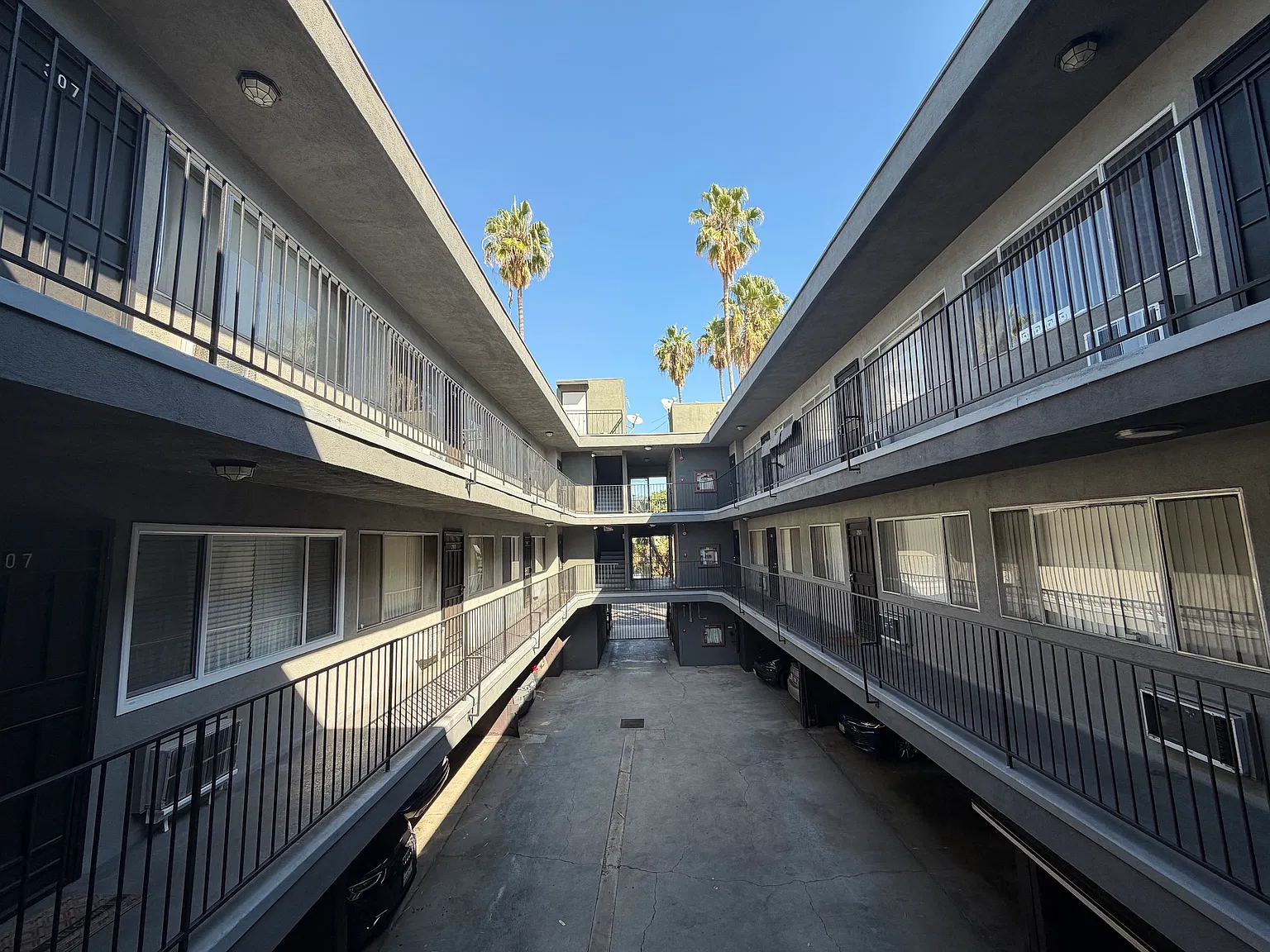 La Mirada Ave, Los Angeles — Photo 4