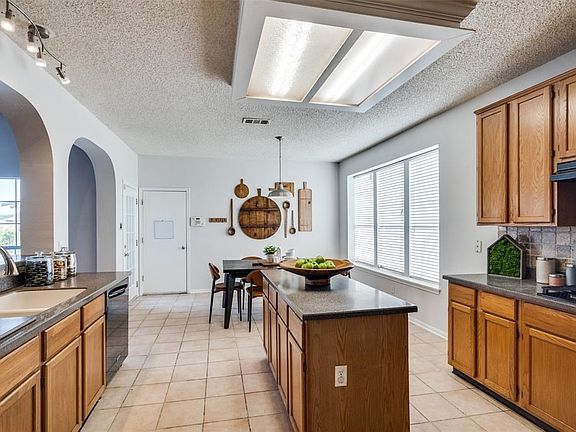 3rd image of 1001 Holmes Ct
