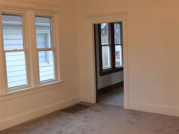 4th image of 1108 E Maywood Ave