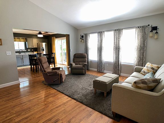 4th image of 300 Bayside Ct