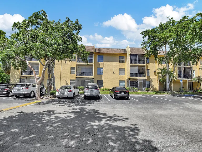 450 NW 20th St #2020 — Photo 1