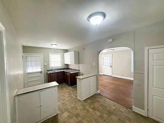 3rd image of 406 N Bellevue Blvd