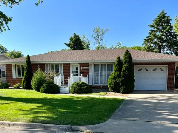 921 25th St, Peru, IL 61354