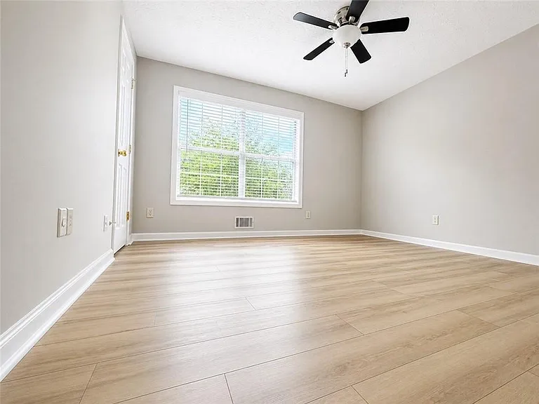 1400 Chalet Cir — Photo 8