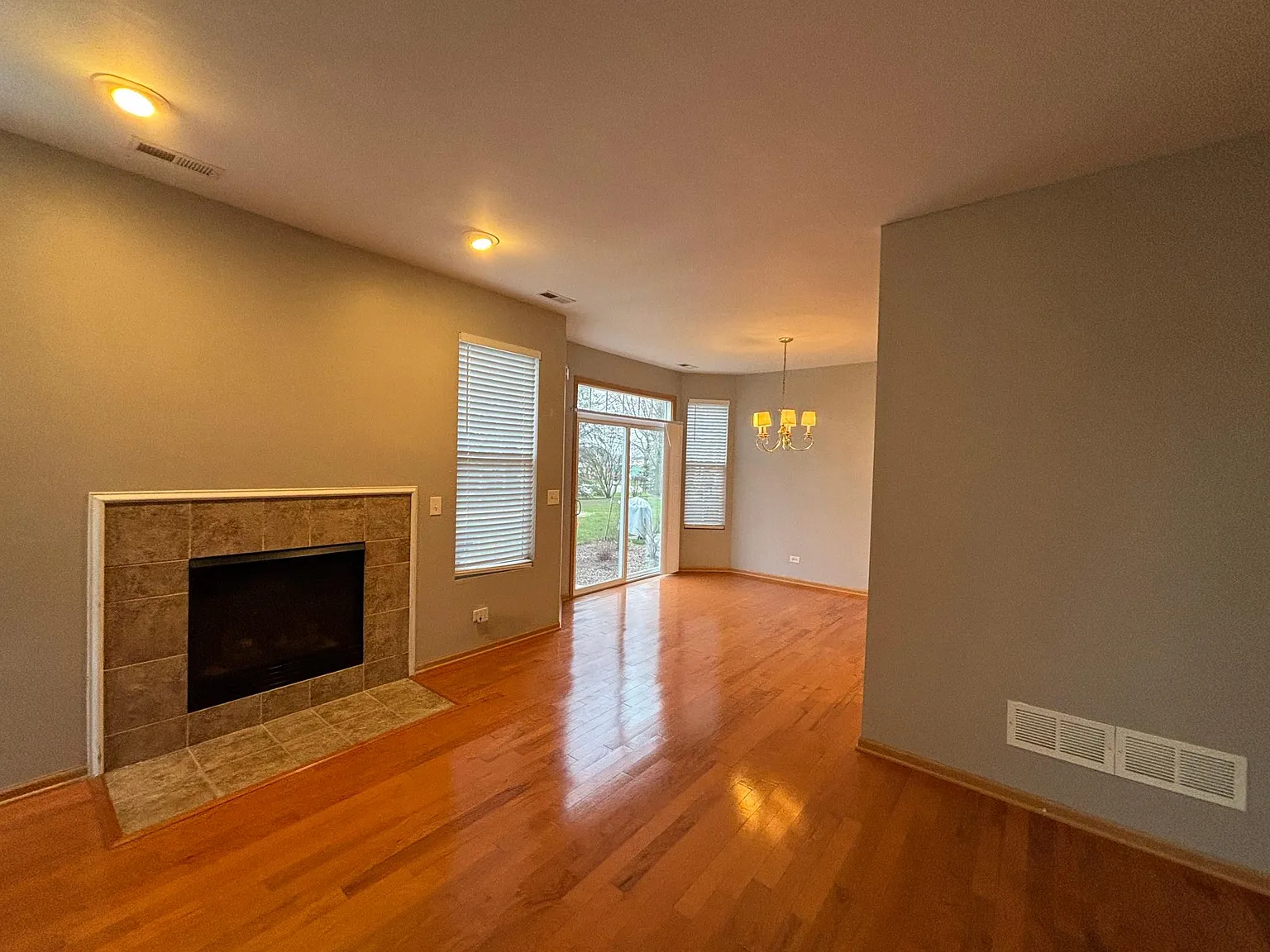2647 Williamsburg Dr — Photo 2