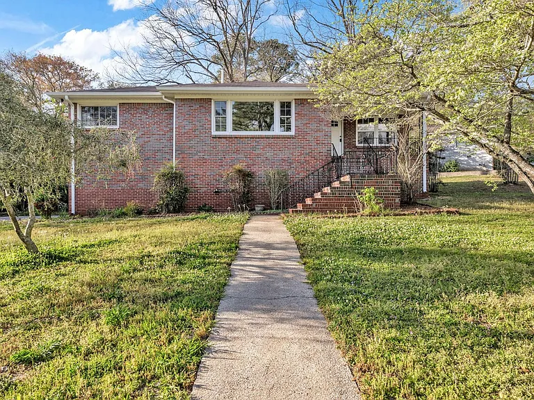 1112 Violet Dr — Photo 2