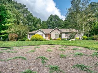 131 Bridlewood Trl, Mills River, NC 28759