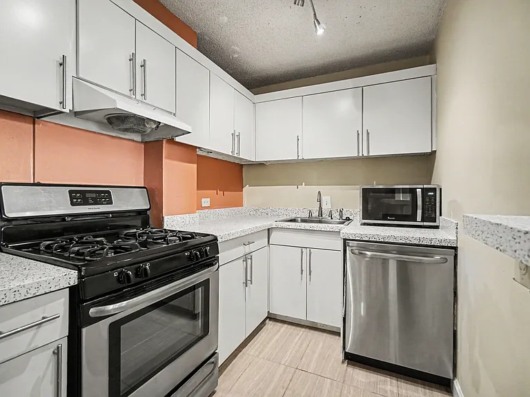 2285 Peachtree Rd NE — Photo 7