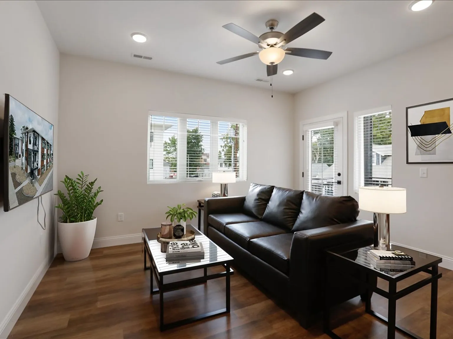 302 W Clark — Photo 3