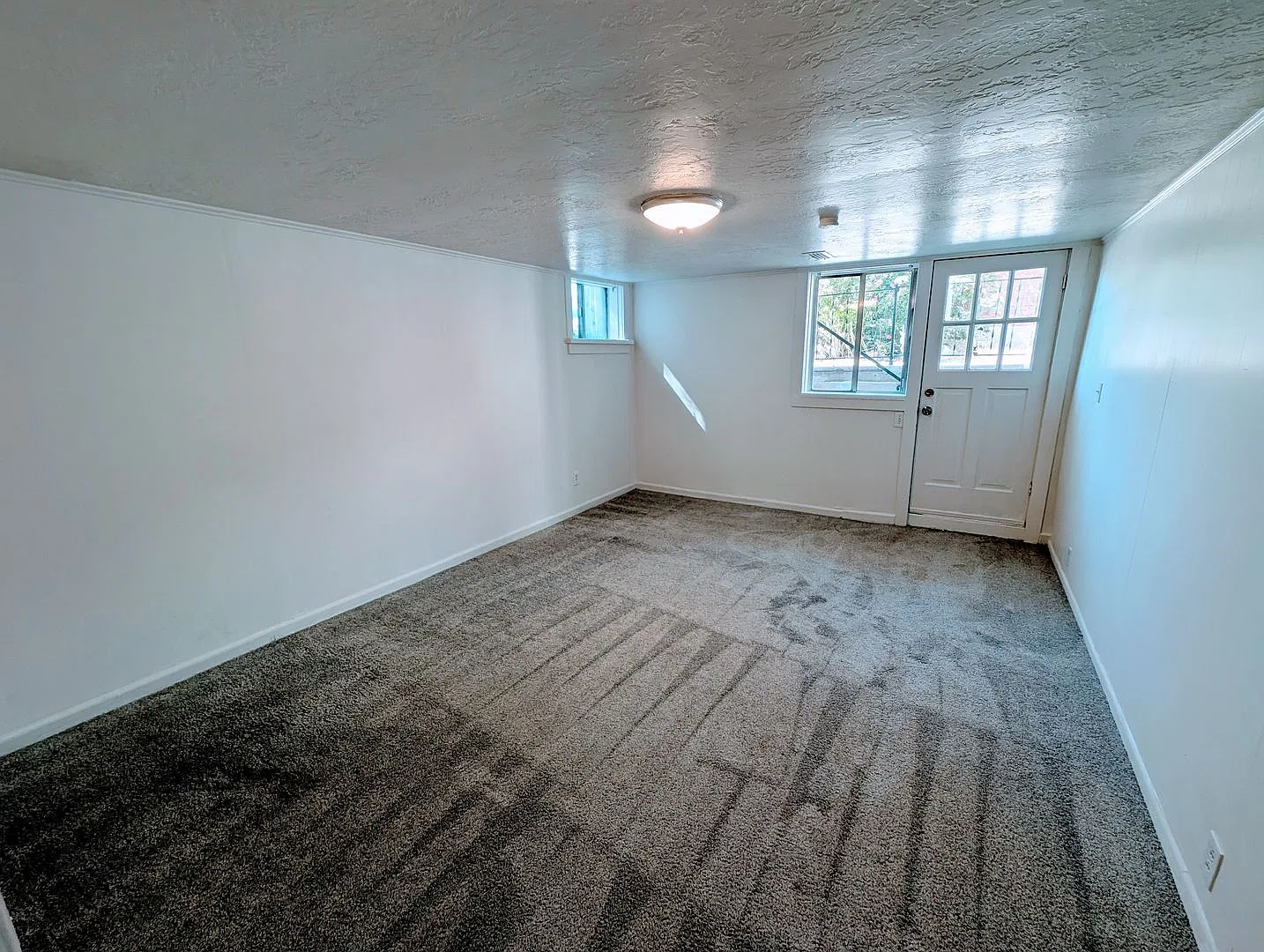 Lovely Basement Apartment Home With New Carpet For A Great Price! — Photo 2