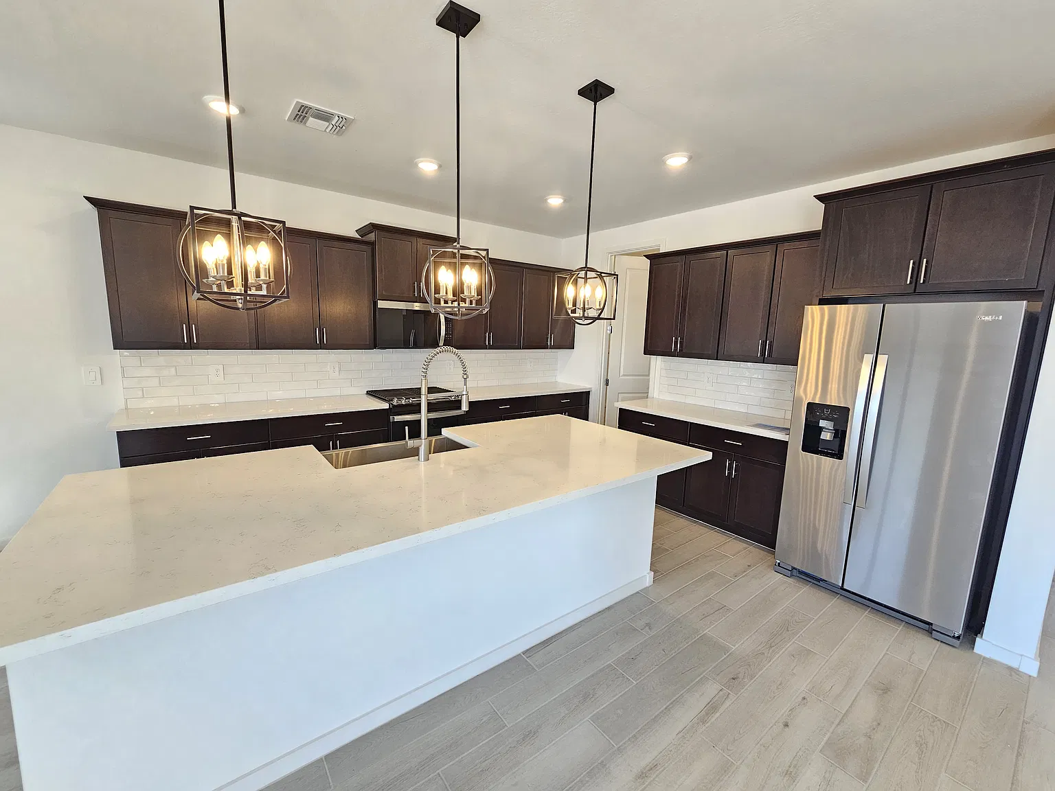 5 bed, 2438 sqft, $2,650 — Photo 2