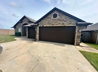2018 NE 31st St, Moore, OK 73160