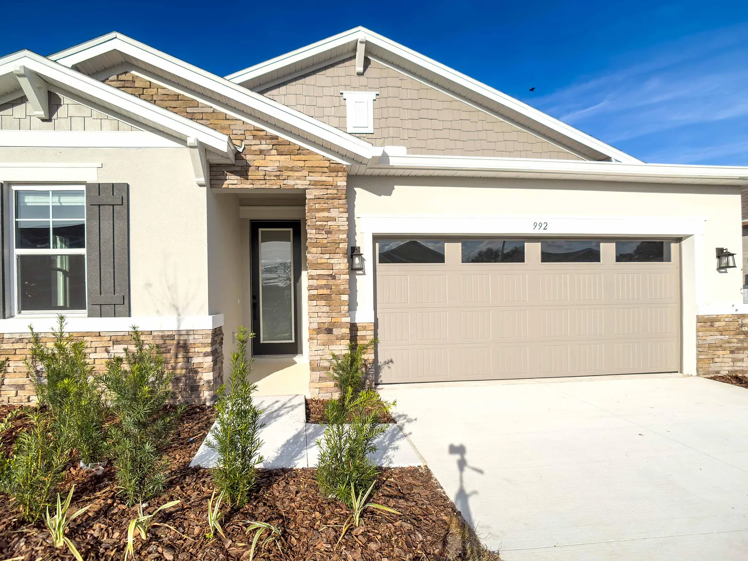 992 Griffon Ave — Photo 3