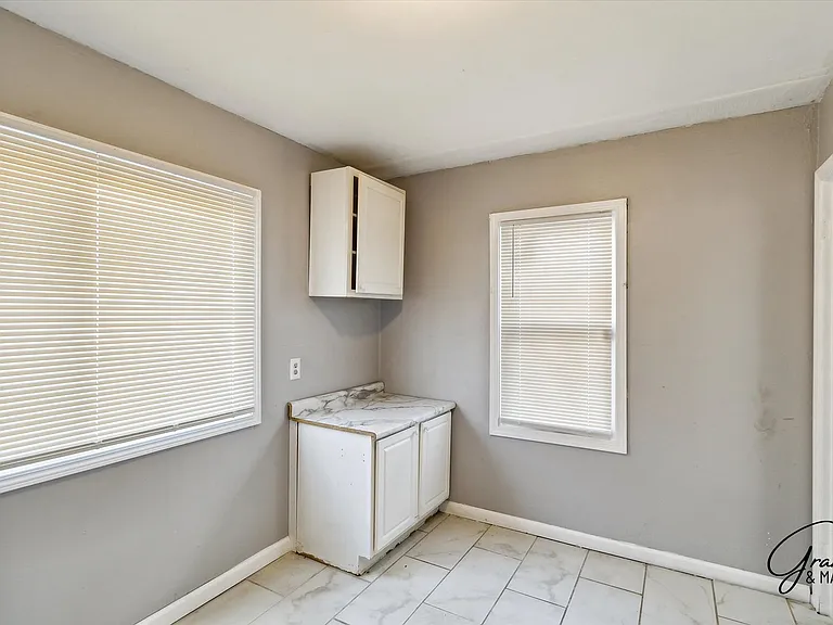 15847 Chatham St — Photo 10
