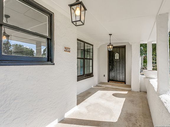4th image of 2055 W Magnolia Ave