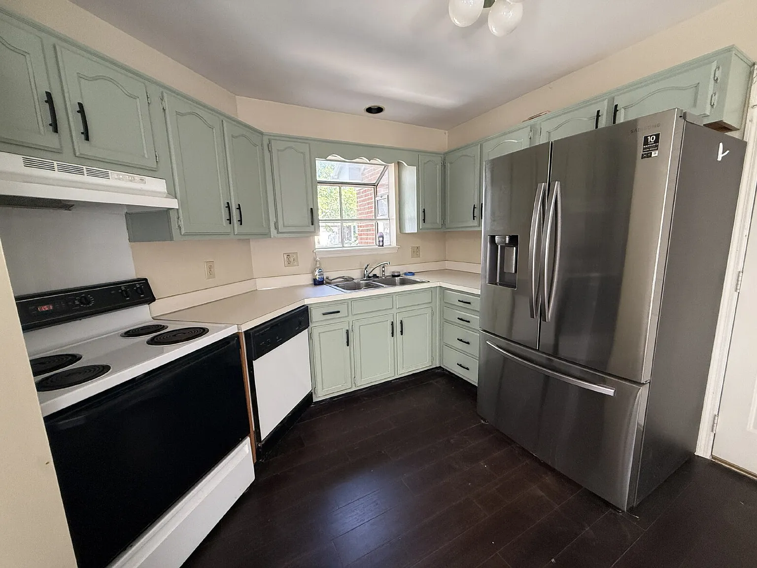 3 bed, 2.0 bath, 1138 sqft, $2,300 — Photo 2