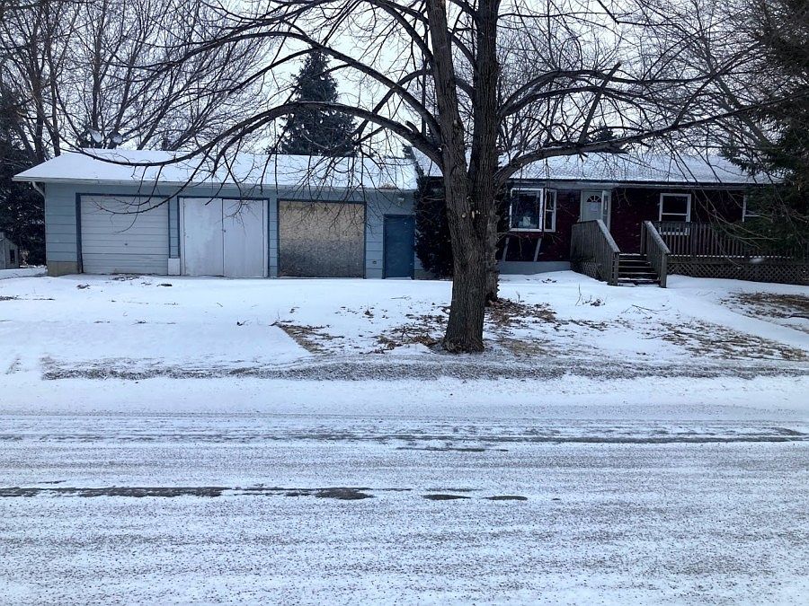 805 S Center St, Flandreau, SD 57028 Zillow