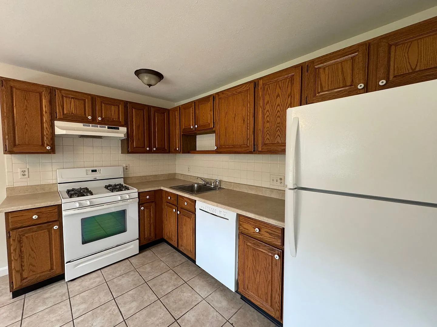 Bright and Spacious Corner Unit in North Andover Pet-Friendly with Great Amenities! — Photo 3