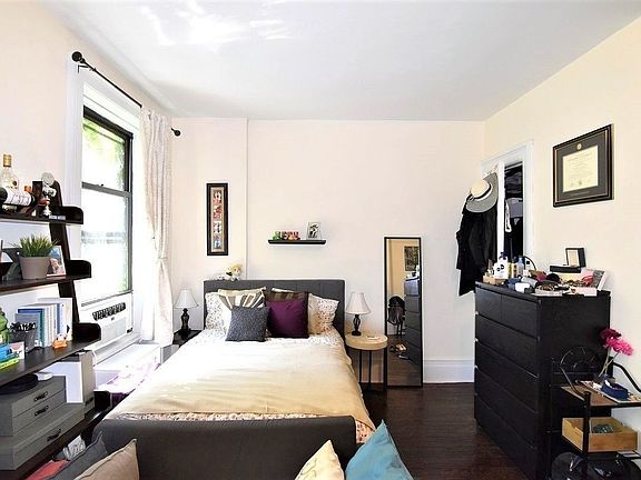 3rd image of 238 W 101st St #B4