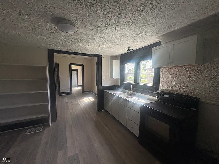 2826 Station St — Photo 2