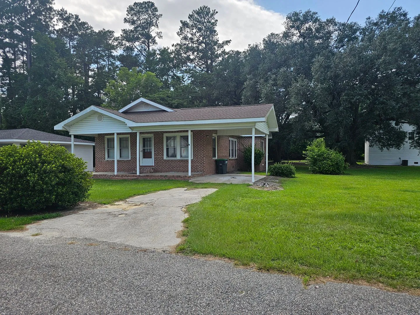 Charming Residential Home — Photo 2